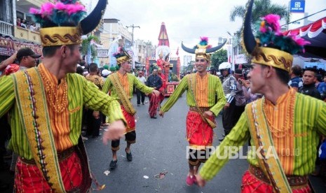 Peserta karnaval mengenakan pakaian Adat Sulawesi mengikuti Karnaval Kemerdekaan Pesona Danau Toba, Balige, Sumatra Utara, Ahad (22/8