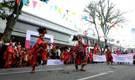 Peserta karnaval menyuguhkan seni budaya di depan panggung VIP di depan Gedung Merdeka, kota Bandung, Jawa Barat