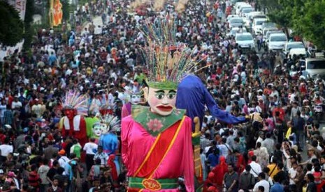 Peserta karnaval meramaikan Jakarnaval 2013 di Jalan MH Thamrin, Jakarta, Ahad (30/6). 