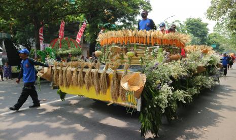 Peserta karnaval mobil hias melintas di Jalan KH Abdurrahman Wahid, Kabupaten Jombang, Jawa Timur, Sabtu (20/8/2022). Karnaval yang diikuti puluhan peserta itu dalam rangka memeriahkan HUT ke-77 Kemerdekaan RI. 