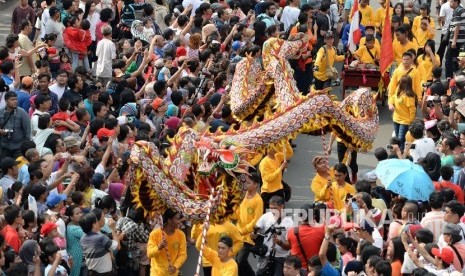 Peserta karnaval perayaan Cap Go Meh memadati ruas Jalan Hayam Wuruk, Jakarta, Ahad (21/2). Perayaan Festival Pecinan merupakan pertama kali setelah berhenti selama 50 tahun. Berbagai seni dan budaya khas pecinan Glodok ditampilkan, termasuk seni budaya Be