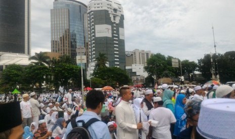 Peserta kegiatan Reuni 212 memenuhi jalanan di dekat air mancur dan patung kuda depan Monumen Nasional (Monas), Jakarta, Sabtu (2/12).