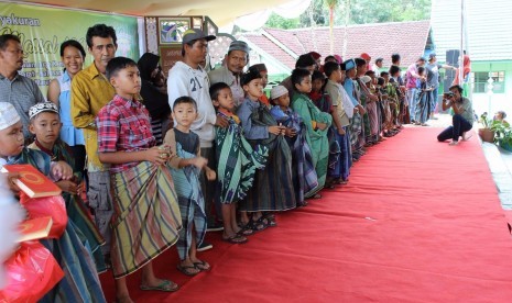 Peserta khitanan massal berfoto bersama di Ponpes Assalam, Kutai Barat, Kalimantan Timur, pada 25-26 Maret. 