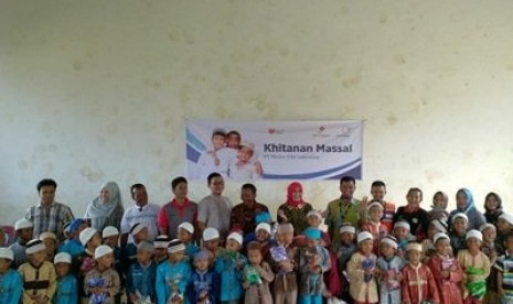 Peserta khitanan massal PT Medco E&P Indonesia dan Rumah Zakat.