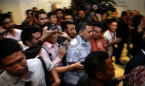 Peserta KLB yang tidak terdaftar memaksa masuk ruangan Kongres Luar Biasa PSSI, Jakarta, Ahad (17/3). 