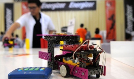  Peserta kompetisi Indonesia Robotic Master Cup 2012 di Jakarta, Sabtu (10/11).   (Prayogi)