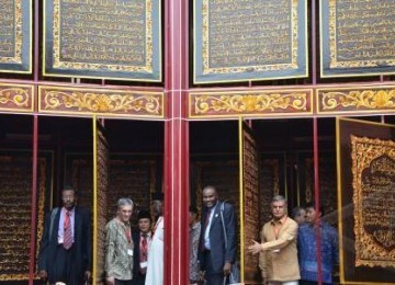  Peserta Konferensi Persatuan Parlemen OKI (PUIC) mengagumi Alquran raksasa yang terbuat dari ukiran kayu dan dikerjakan selama sembilan tahun di Pondok Pesantren Modern IGM, Gandus, Palembang, Sumatera Selatan, Sabtu (28/1). 