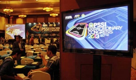 Peserta Kongres mempersiapkan agenda sebelum Kongres Luar Biasa PSSI, Jakarta, Ahad (17/3).