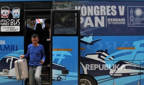 Peserta Kongres V Partai Amanat Nasional (PAN) dari sejumlah daerah turun dari bus di Kendari, Sulawesi Tenggara, Ahad (09/2/2020). 