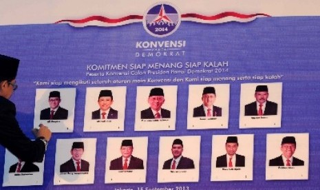 Peserta konvensi calon presiden Partai Demokrat menandatangani komitmen siap menang dan siap kalah saat mengikuti deklarasi di Jakarta, Ahad (15/9) malam.