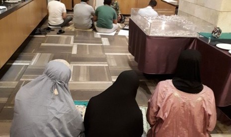 Peserta Korea Muslim Educational Trip (Komet) melaksanakan shalat Subuh berjamaah dan mendengarkan kuliah tujuh menit (kultum) di hotel tempat mereka menginap, di Seoul, Korea Selatan.