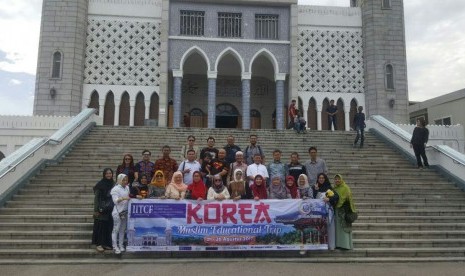 Peserta Korea Muslim  Educational Trip (Komet) mengunjungi Masjid Itaewon dan melaksanakan shalat Jumat di sana, Jumat (25/8). 