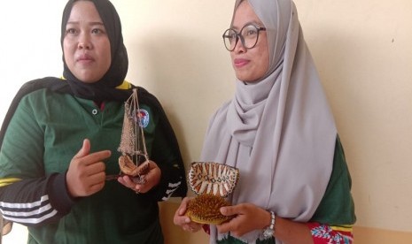 peserta Kriya 2019 memperlihatkan produk karyanya