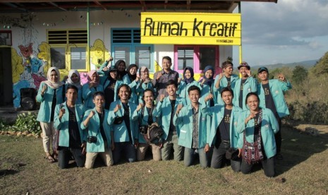 Peserta Kuliah Kerja Nyata (KKN) Universitas Sebelas Maret (UNS) Solo yang tengah mengabdi di Nusa Tenggara Timur (NTT) tepatnya di Desa Macang Tanggar, Kecamatan Komodo, Manggarai Barat menginisiasi dan mendirikan Rumah Kreatif untuk masyarakat Macang Tanggar yang didirikan di Dusun Lemes. 