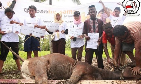 Peserta Kuliah Kerja Nyata Mahardika Bakti Nusantara (KKN-MBN) Universitas Muhammadiyah Yogyakarta (UMY)  berkurban satu ekor sapi di Kampung Warmon, Distrik Mayamuk, Kabupaten Sorong, Provinsi Papua Barat, pada Idul Adha tahun lalu. 