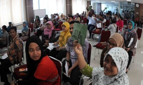 Peserta lelang mengikuti lelang atas barang-barang gratifikasi sitaan Komisi Pemberantasan Korupsi (KPK) di Kantor Pelayanan Kekayaan Negara dan Lelang (KPKNL), Jakarta, Selasa (19/5).