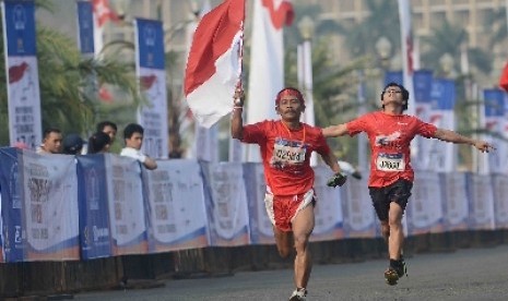 Peserta lomba 17K mengikuti lari Independence Day Run 2014) didepan Istana Merdeka, Jakarta, Ahad (31/8).