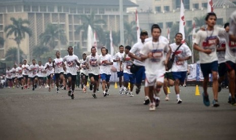 Peserta lomba 8K mengikuti lari hari kemerdekaan Republik Indonesia (Independence Day Run 2014) didepan Istana Merdeka, Jakarta, Ahad (31/8). 