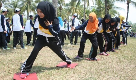 Peserta lomba cerdas cermat mengikuti outbond, Sabtu (15/6).