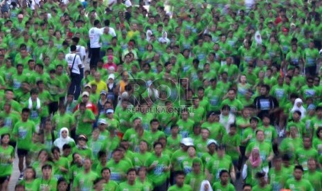  Peserta lomba lari Jakarta International 10K memadati Jalan MH Thamrin , Jakarta Pusat, Ahad (23/6).  (Republika/Rakhmawaty La'lang)