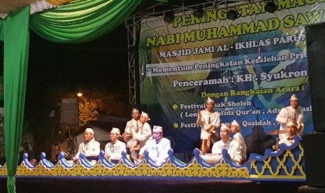 Peserta lomba marawis yang diadakan di Masjid Al Ikhlas Parungbingung, sedang beraksi.