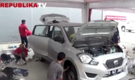 Peserta lomba modifikasi mobil bertajuk 'Live Modz Show Off (LMSO) 2015' 