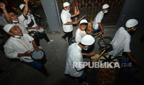 Terdapat sejumlah tradisi yang bisa dilakukan untuk bangunkan sahur. Ilustrasi bangunkan sahur