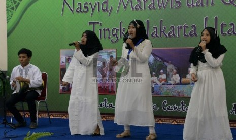 Peserta lomba nasyid menunjukan kemampuannya saat mengikuti lomba nasyid, marawis dan qosidah tingkat Jakarta Utara di Jakarta Islamic Centre, Kamis (20/8).