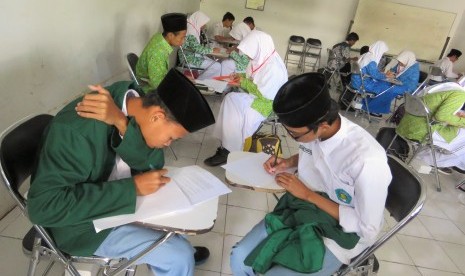 Peserta lomba sedang mengerjakan soal matematika. 