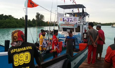 Peserta lomba turnamen mancing internasional Widi International Fishing Tournament (WIFT) 2017 menuju perairan Kepulauan Widi, Kabupaten Halmahera Selatan, Provinsi Maluku Utara, Jumat (27/10).