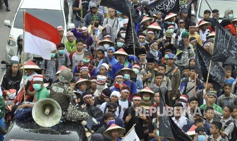 Peserta long march berjalan kaki dalam aksi Bela Islam 212 Jilid III dari Ciamis ke Jakarta di Jalan Raya Rancaekek, Kabupaten Bandung, Rabu (30/11).