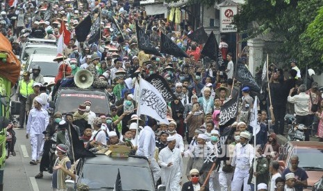 Peserta long march berjalan kaki dalam aksi Bela Islam 212 Jilid III dari Ciamis ke Jakarta di Jalan Raya Rancaekek, Kabupaten Bandung, Rabu (30/11). 