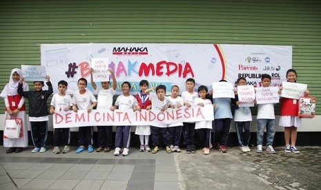 Peserta Mahaka Kids dari Congrezzkid Kidzania serta SD Azhari Islamic School saat melakukan kunjungan ke Kantor Redaksi Republika, Jakarta, Jumat (29/5). 