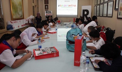 Peserta Mahaka Kids dari Congrezzkid Kidzania serta SD Azhari Islamic School saat melakukan kunjungan ke Kantor Redaksi Republika, Jakarta, Jumat (29/5). 