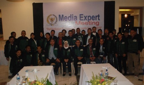 Peserta Media Expert Meeting membahas Empat Pilar Kebangsaan dan  Partisipasi Publik dalam Pemilu 2019, 12-14 April, berfoto bersama.