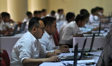 Peserta melaksanakan tes melalui Computer Assisted Test (CAT) calon pegawai negeri sipil (CPNS) kementerian Hukum dan HAM di Universitas Tadulako, Palu, Sulawesi Tengah, Senin (11/9). 