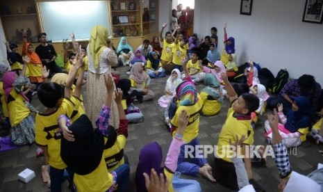 Peserta melakukan eksperimen permainan edukasi saat Fun Science Republika di Kantor Republika, Jakarta, Sabtu (3/12).