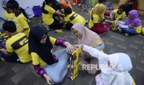 Peserta melakukan eksperimen permainan edukasi saat Fun Science Republika di Kantor Republika, Jakarta, Sabtu (3/12).