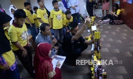 Peserta melakukan eksperimen permainan edukasi saat Fun Science Republika di Kantor Republika, Jakarta, Sabtu (3/12).