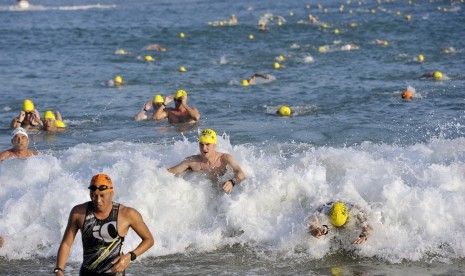 Peserta melakukan salah satu olahraga dari cabang triatlon.