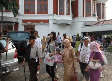 Peserta Melancong Bareng Abah Alwi memulai perjalan dari kantor Harian Republika, Jakarta, Minggu, 30/101. (Republika Online/Fafa)