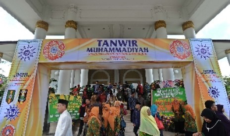 Peserta melintas saat menghadiri Tanwir Muhammadiyah di Mesra Ballroom, Samarinda, Kalimantan Timur, Jumat (23/5). Tanwir yang dilaksanakan pada 23-25 mei yang telah dibuka oleh ketua umum PP Muhammadiyah Din Suamsuddin mengangkat tema 