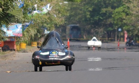 file foto, Peserta memacu mobil saat Kontes Mobil Hemat Energi (KMHE) 2017 di Surabaya, Jawa Timur, Rabu (8/11).