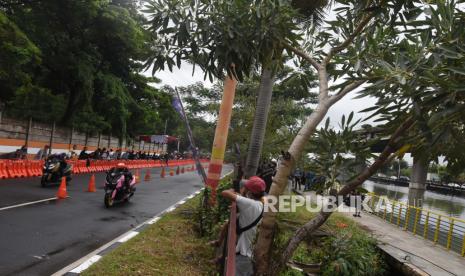 Peserta memacu sepeda motornya dalam Street Race Polda Metro Jaya di Ancol, Jakarta, Ahad (16/1/2022). Ajang lomba balap sepeda motor jalanan legal yang diprakarsai Kapolda Metro Jaya Irjen Pol Fadli Imran tersebut untuk memfasilitasi para pembalap agar tidak melakukan balapan liar. 