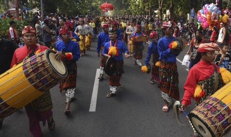 Peserta memainkan alat musik tradisional NTB saat pawai budaya Pesona Lombok-Sumbawa di Surabaya, Jawa Timur, Minggu (20/11). 