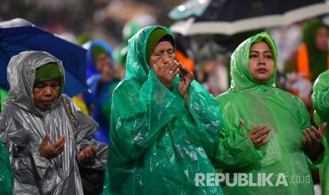 Peserta memanjatkan doa ketika mengikuti Harlah ke-73 Muslimat Nahdlatul Ulama (NU) di Stadion Utama Gelora Bung Karno, Jakarta, Ahad (27/1/2019).