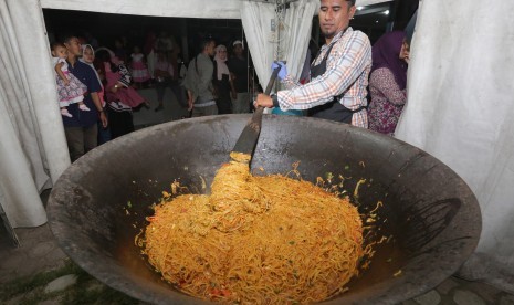 Peserta memasak kuliner tradisional mi aceh pada Festival Mie Aceh 2019 di Blangpadang, Banda Aceh, Aceh, Sabtu (15/06/2019). Masyarakat adat 