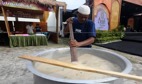 Peserta memasak makanan tradisional Kanji Rumbi untuk menu berbuka puasa pada festival Ramadhan 2022 di Banda Aceh, Aceh, Rabu (13/4/2022). Festival yang mengusung tema Wonderful Ramadhan in Aceh akan berlangsung hingga 19 April 2022 dengan menyediakan berbagai kuliner tradisonal dan modern untuk menu berbuka puasa sebagai upaya menghidupkan kembali suasana Ramadhan dengan kegiatan positif yang berbasis syariah.  