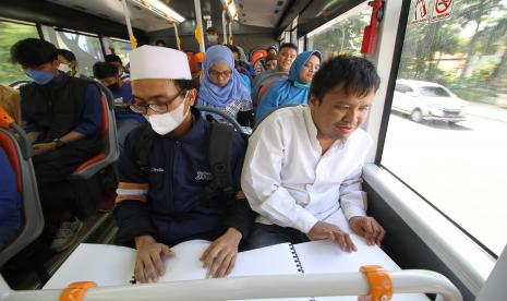 Peserta membaca Al Quran braille di dalam bus Suroboyo saat mengikuti kegiatan Khataman On The Bus di Surabaya, Jawa Timur, Senin (11/4/2022). Kegiatan yang diikuti oleh 30 peserta dari penyandang disabilitas netra serta relawan dari Kawan Netra tersebut bertujuan untuk memotivasi peserta sekaligus mengajak masyarakat untuk mencintai Al Quran meski dengan keterbatasan