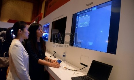 Peserta memberikan penjelasan tentang produk teknologi informasi saat digelar Indonesia Huawei Telco BIG IT 2.0 Summit& InTouch Cooperation Summit 2015 di Jakarta, Selasa (10/2). ( Republika/Prayogi)